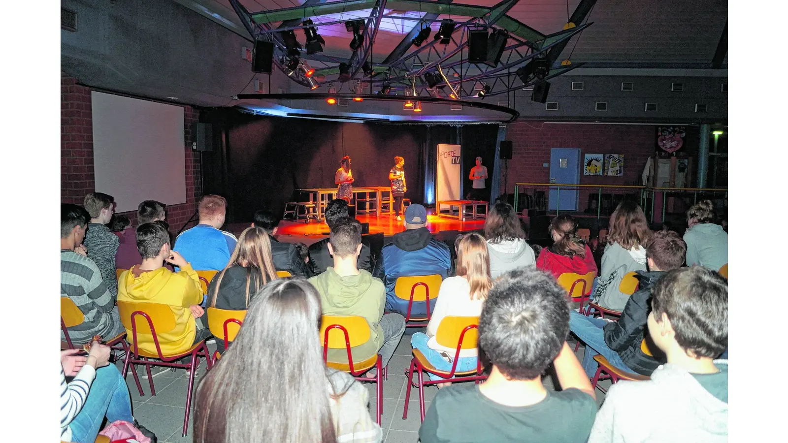 Theateraufführung mit Hintergrund (Foto: di)