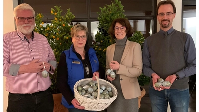 Martin Balke (Rotary Club Bad Nenndorf), Claudia Bloch (Vize-Präsidentin Lions Club Bad Eilsen-Weserbergland), Cornelia Kastning (Präsidentin Lions Club Bad Eilsen-Weserbergland) und Cornelius Padberg (Rotary Club Bückeburg). (Foto: privat)