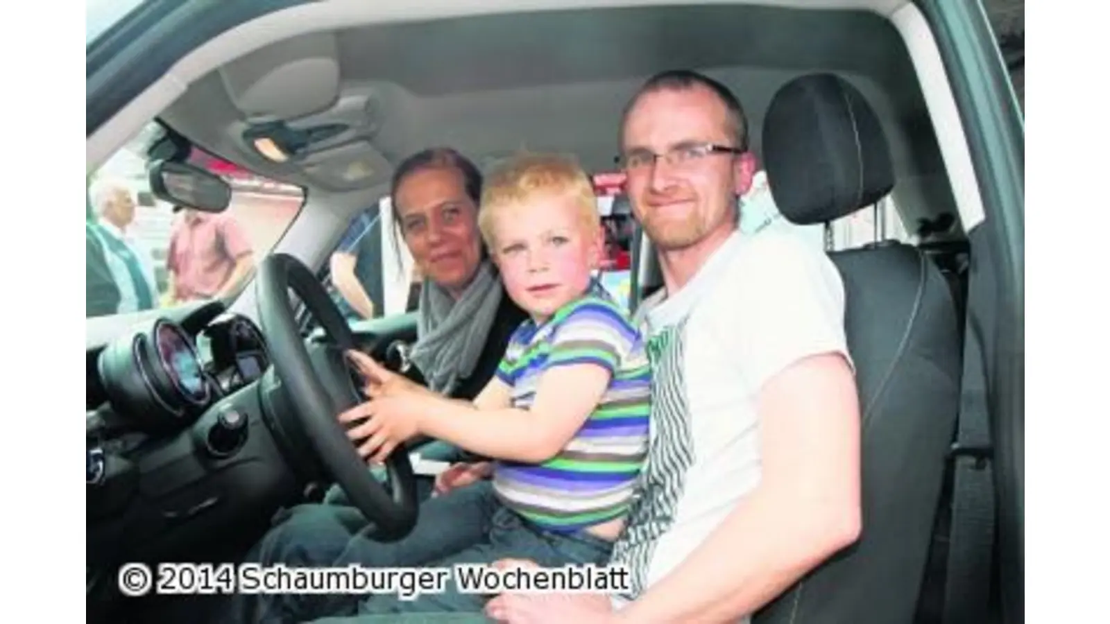 Kleine Hand zieht das ganz große Los beim Maifest (Foto: bb)