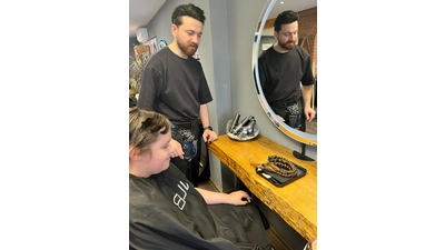 Die Haare werden zu festen Zöpfen gebunden, bevor sie für die Spende abgeschnitten werden.  (Foto: privat)