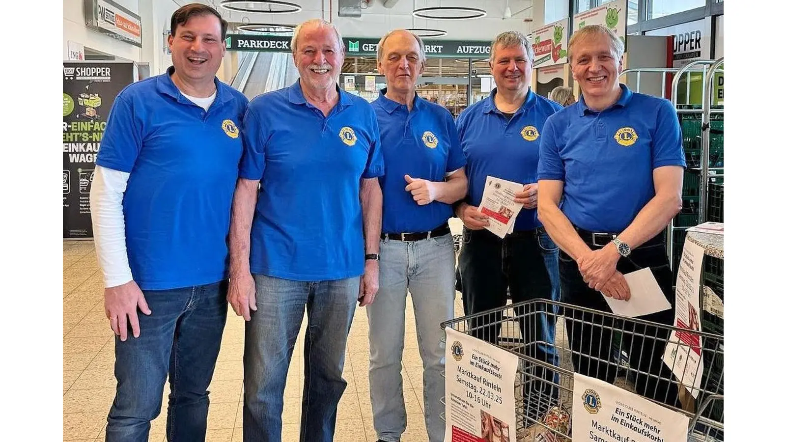 Marco Niemeyer, Dr. Günter Merkel, Dr. Günter Groß, Dirk Ackmann und Dr. Dirk Althöfer freuen sich über die erfolgreiche Aktion „Kauf eins mehr“ im Rintelner Marktkauf.  (Foto: ste)