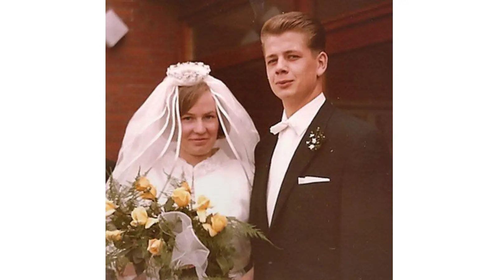 Gisela und Gerhard freuen sich und sind dankbar, dass sie noch zusammen im 8. Lebensjahrzehnt in Achum leben, sich überwiegend mit gegenseitiger Hilfe selbst versorgen und zusammen mit lieben Gästen ihre Diamantene Hochzeit am Ort ihres Kennenlernens im „Schäferhof“ in Rusbend nachfeiern können.  (Foto: privat)