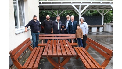 Metin Günes (v. li.), Huseyin Kurt, Cetin Kaplan, Yigit (8), Bürgermeister Oliver Theiß, Bernward Altmeppen, Vorstandsvorsitzender der Bürgerstiftung Schaumburg, Daryan (7) und Schriban Günes bei der Übergabe der Sitzgruppe an den Alevitischen Kulturverein.  (Foto: bb)