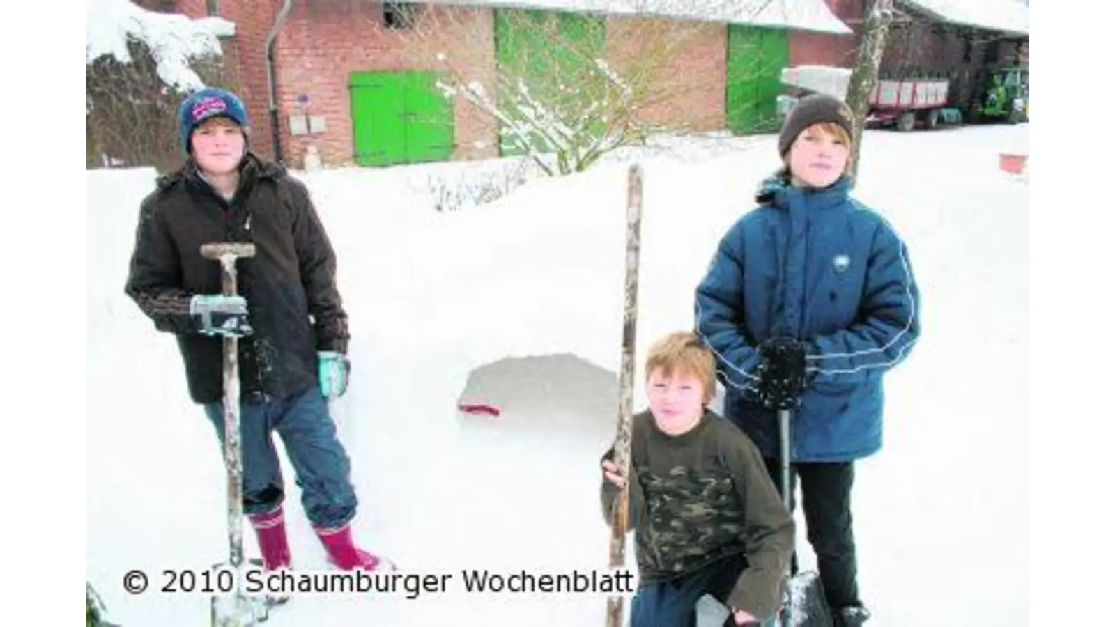 Im Vorgarten entsteht ein Iglu (Foto: bb)