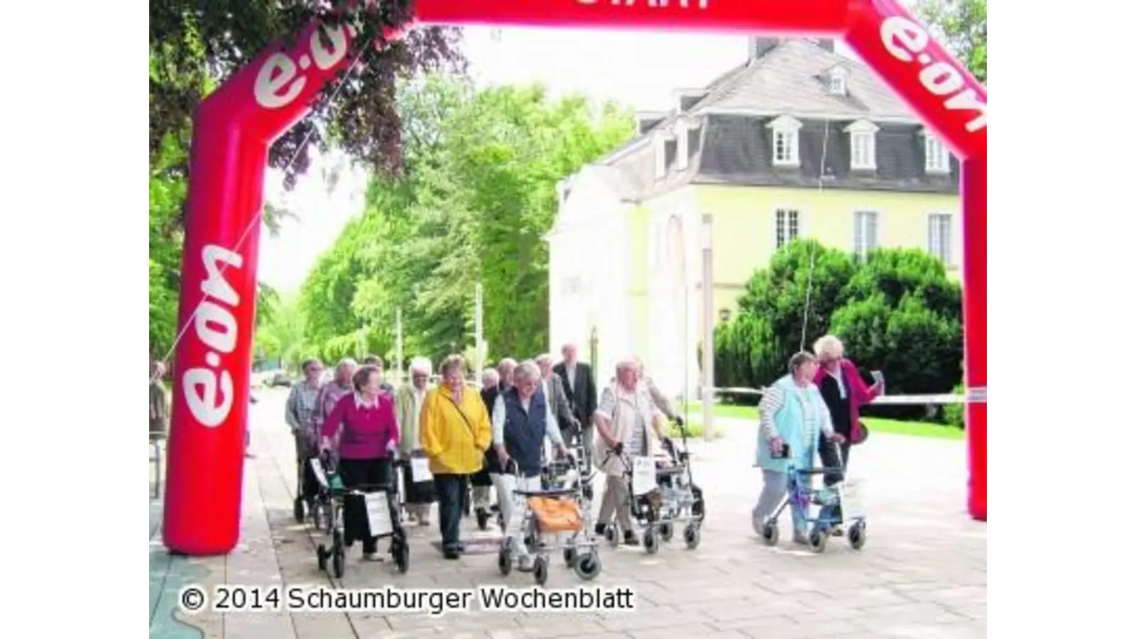 Mit Rollatoren und Teamgeist geht es gemeinsam über die Strecke (Foto: red)