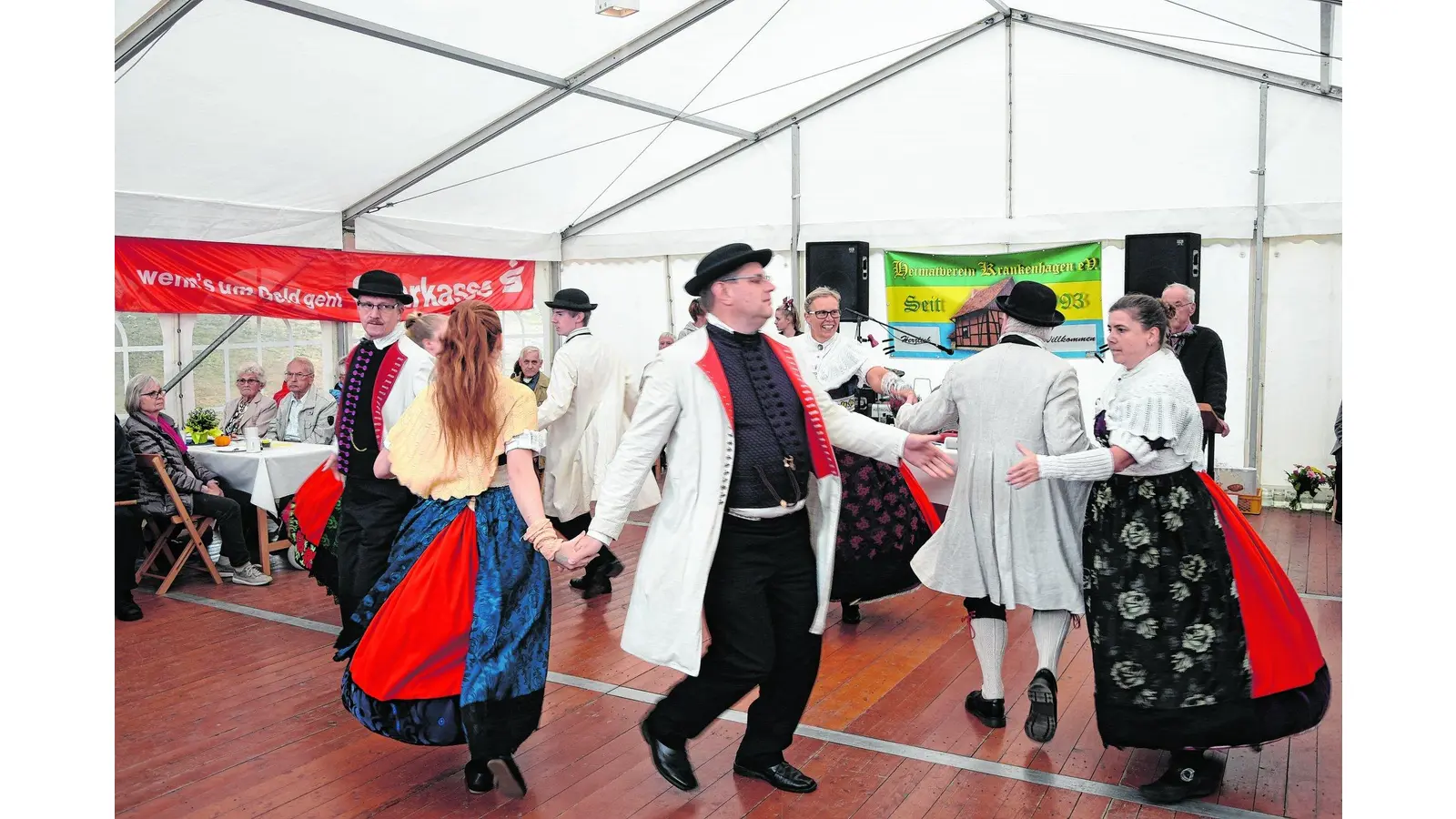 Das Dorf ist auf den Beinen (Foto: ste)