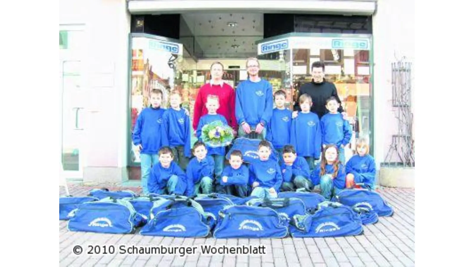 Neue Sporttaschen für die F-Jugend des FC Stadthagen (Foto: bb)