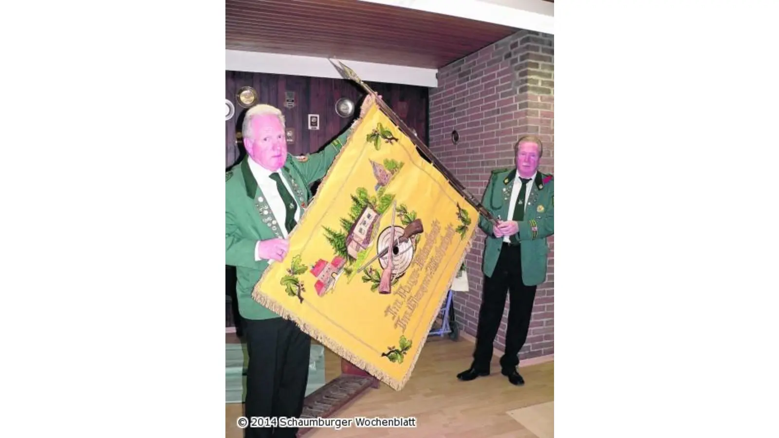 Stolz auf die erneuerte Fahne (Foto: al)