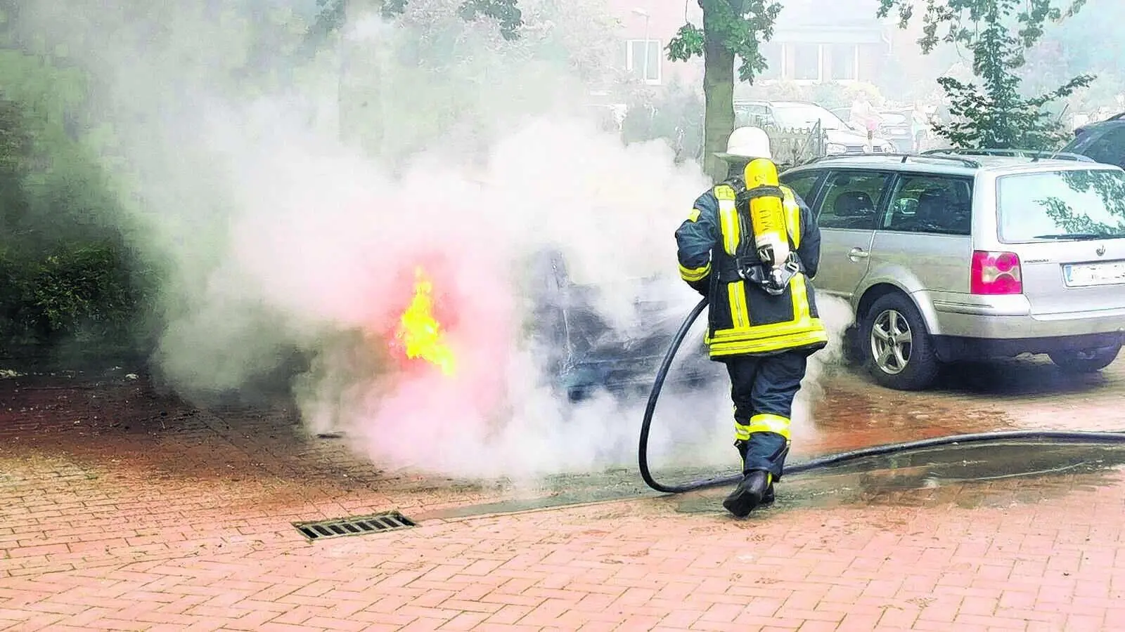 Feuerwehr löscht einen Pkw-Brand (Foto: gi)