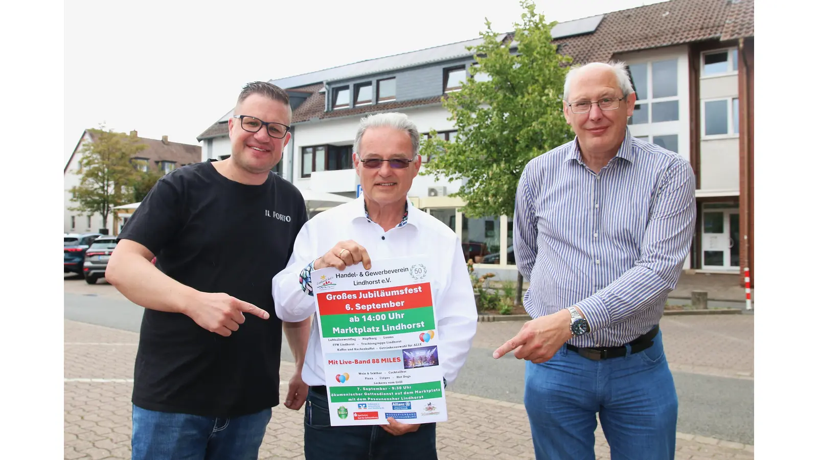 Der HGV-Vorsitzende Benjamin Dageför (v. li.), Pressesprecher Andreas Klauke und Kassenwart Jürgen Widdel laden zum Jubiläumsfest des Handel- und Gewerbevereins ein. (Foto: bb)