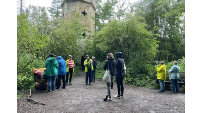 Eine kurze Rast am Aussichtsturm bot Gelegenheit für eine kleine Stärkung. (Foto: privat)