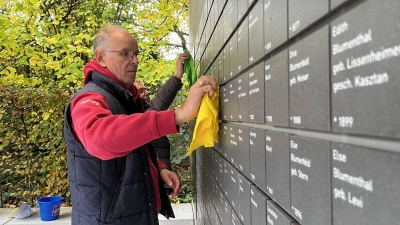Reinigt die Namenstafeln: Landesbischof Ralf Meister. (Foto: Rebekka Neander)