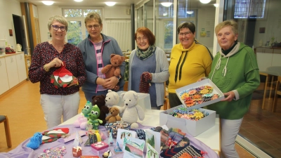 Mit kleiner Auswahl (v.li.): Jutta Rohrbach, Helga Bartels, Gisela Putz, Marion Oetken und Karola Schnepel. (Foto: gi)