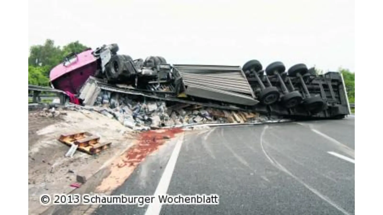 Sattelzug rast in die Mittel-Leitplanke (Foto: bb)