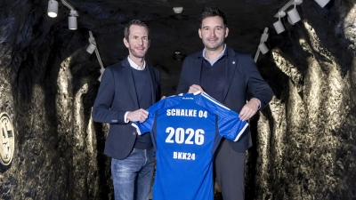 Bildunterschrift: Jörg Nielaczny, Vorsitzender des Vorstands der BKK24 (links) und Florian Dederichs vom Schalke 04 haben gemeinsam viel vor.  (Foto: Fotodesign: Karsten Rabas)