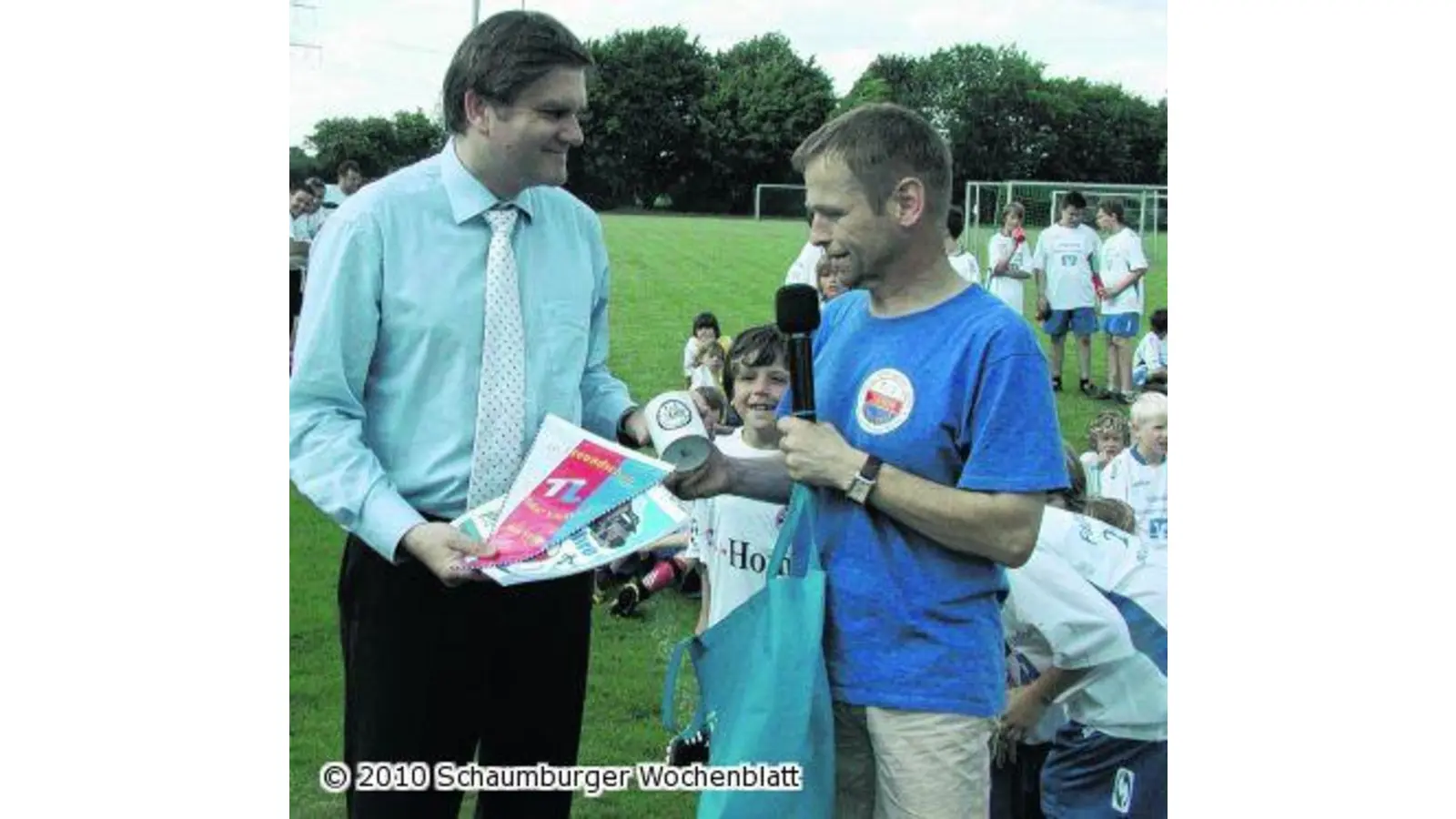 Die fußballbegeisterten Kinder begrüßen den niedersächsischen Innenminister Schünemann (Foto: red)