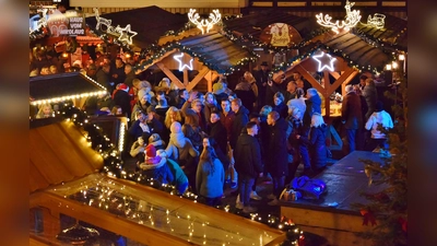 Die gemütliche Budengasse erfreut viele Generationen von Weihnachtsmarkt-Fans.  (Foto: ste)