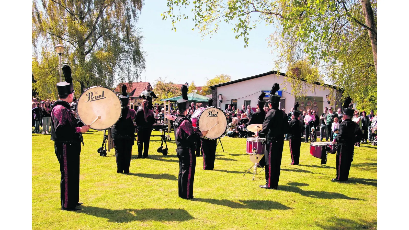 Frühlingswetter lockt Besucher zum Frühschoppenkonzert (Foto: gi)