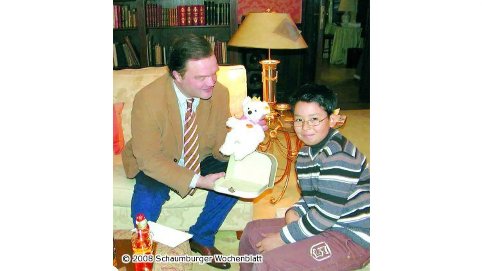 Ein dicker Scheck für wohltätige Zwecke (Foto: hb)