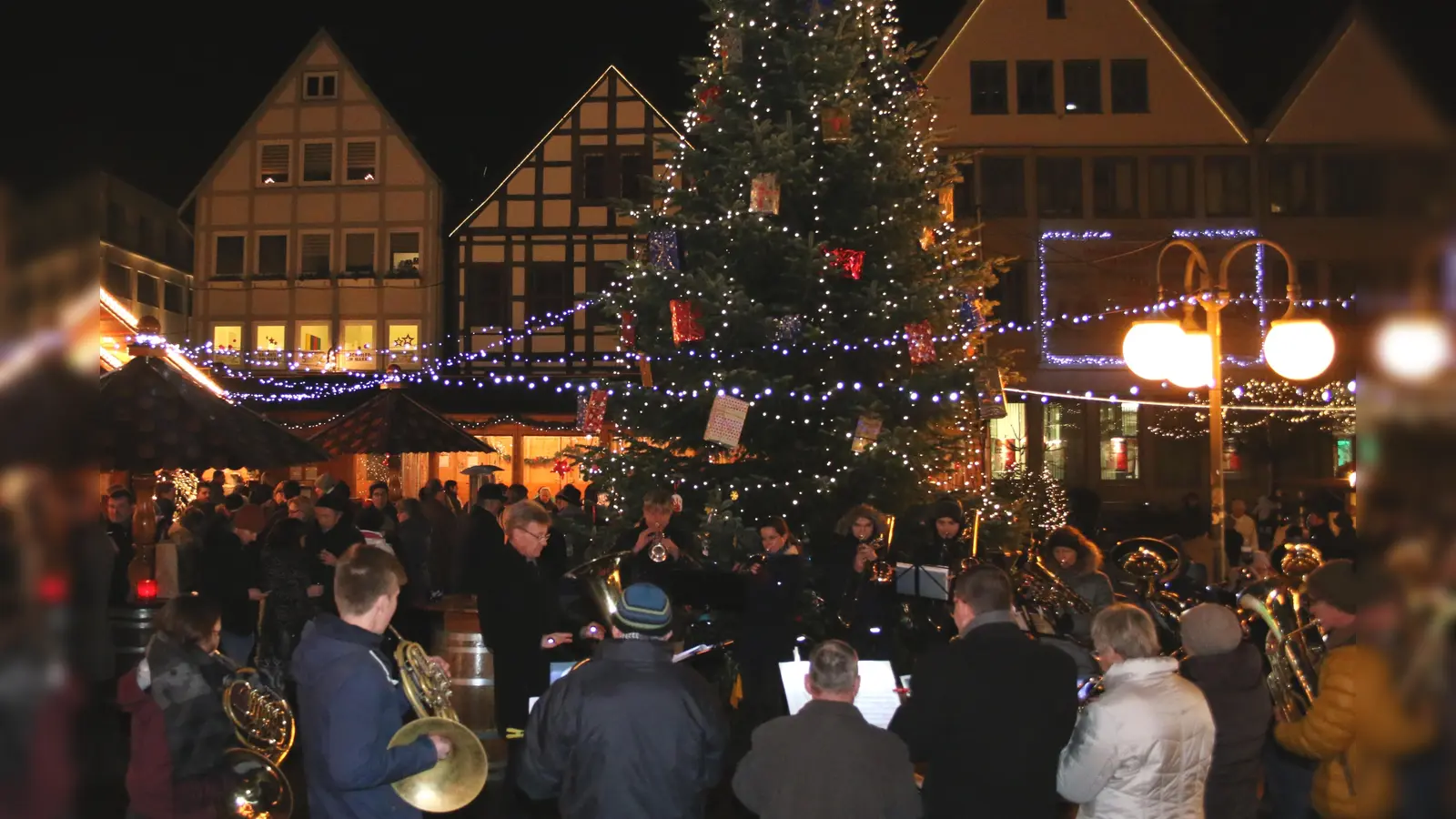 Der Stadthäger Weihnachtsmarkt bietet fast über einen Monat gemütliche Stunden. (Foto: Borchers, Bastian)