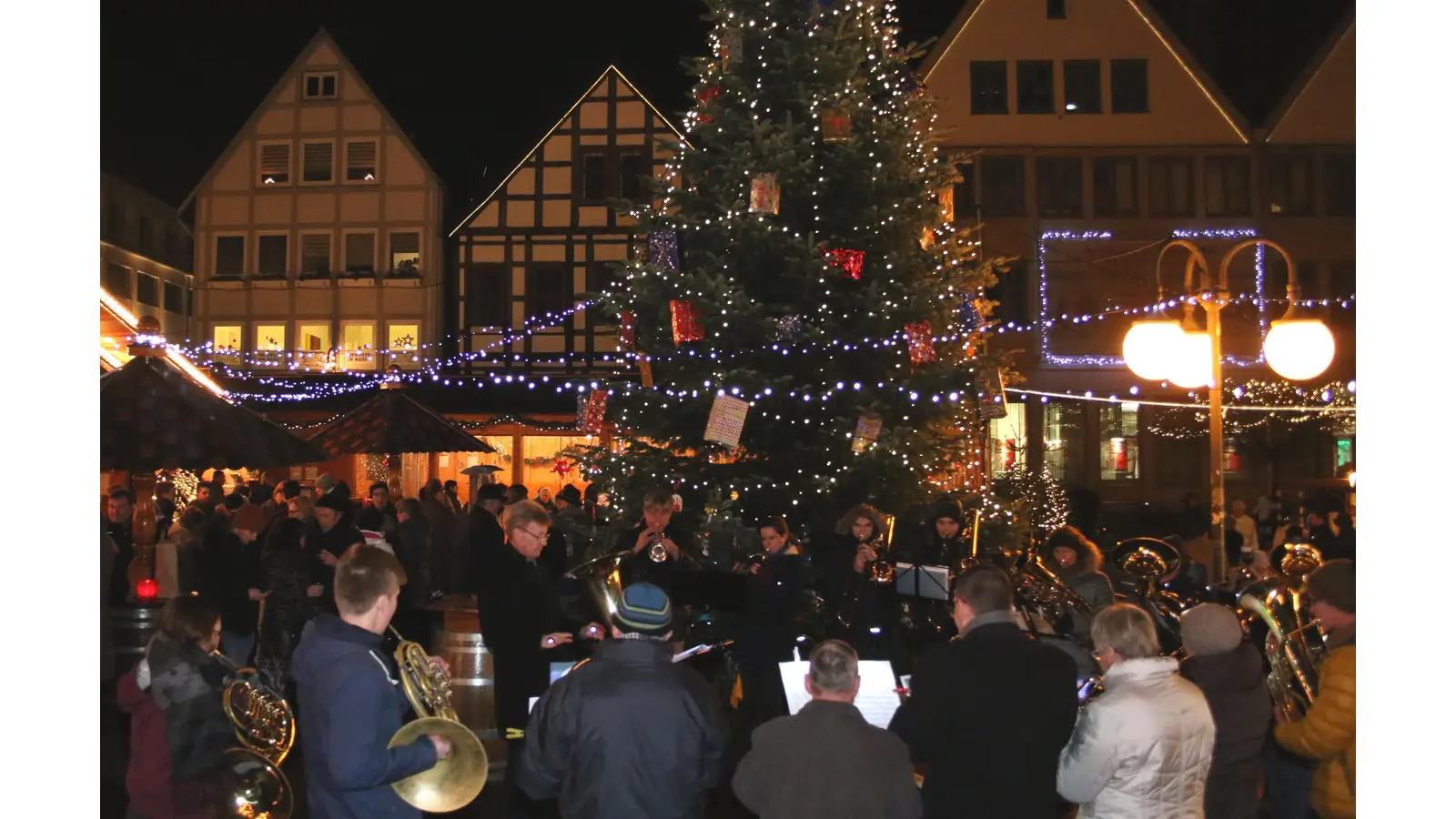 Der Stadthäger Weihnachtsmarkt bietet fast über einen Monat gemütliche Stunden. (Foto: Borchers, Bastian)