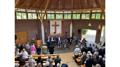 Einblick in die helle Friedhofskapelle zum Blickwechsel-Gottesdienst. (Foto: privat)