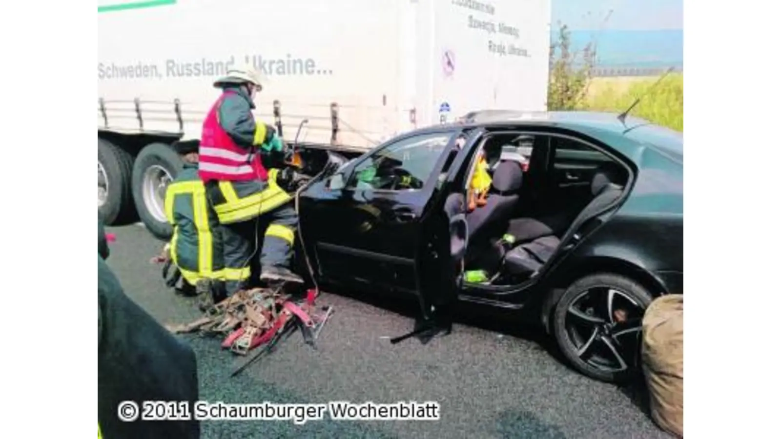 Kombi kracht unter Lastwagen (Foto: ro)