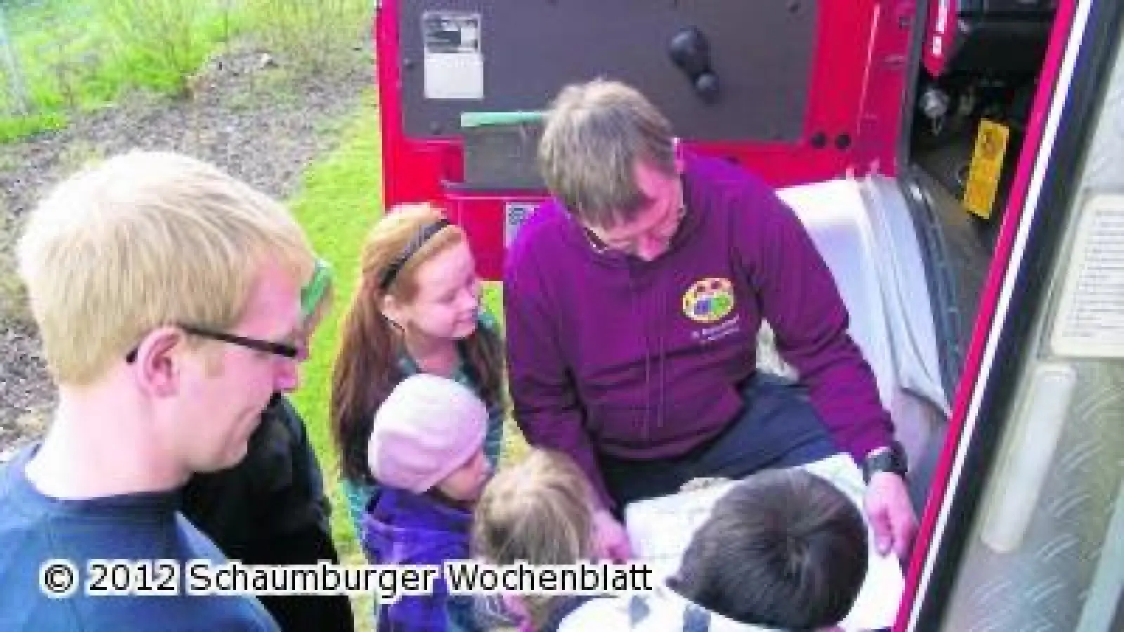 Kinder nehmen Feuerwehr in Augenschein (Foto: em)