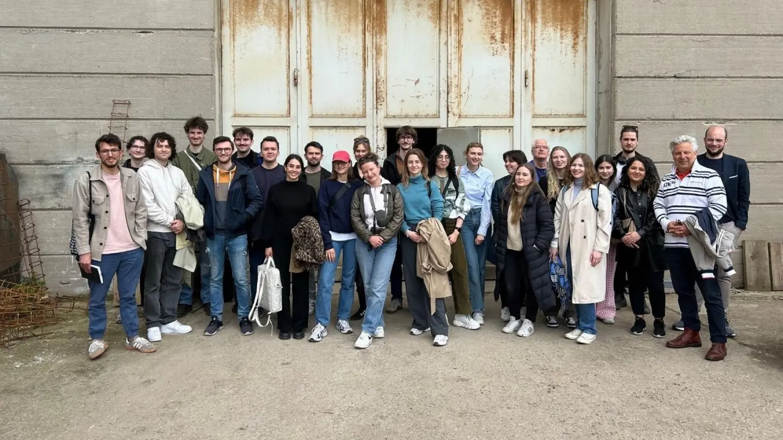 Studierende treffen sich in einem alten Betonfertigteilwerk.  (Foto: privat)