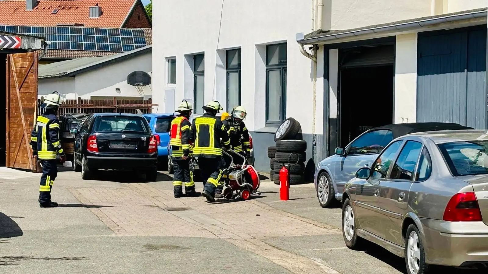 Im Einsatz: Die Feuerwehr. (Foto: Feuerwehr)