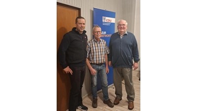 Der neue Vorsitzende Stefan Fitzner (Mitte), dankt seinem Vorgänger Heinz David (rechts) für dessen langjährige Tätigkeit. Links der scheidende stellvertretende Vorsitzende Johannes Hennig. (Foto: privat)