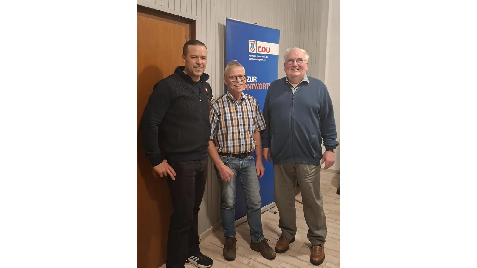 Der neue Vorsitzende Stefan Fitzner (Mitte), dankt seinem Vorgänger Heinz David (rechts) für dessen langjährige Tätigkeit. Links der scheidende stellvertretende Vorsitzende Johannes Hennig. (Foto: privat)