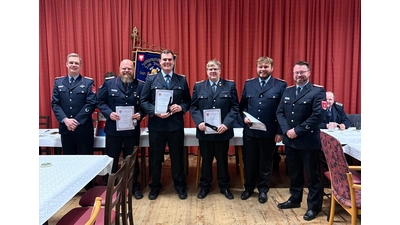 Ortsbrandmeister Christian Schatz (links) und Gemeindebrandmeister Marcel Dehnst (rechts) beförderten (v.l.n.r.) Achim Schlake, Adrian Lesser, Marvin Hackert und Raphael Jakob.  (Foto: privat)