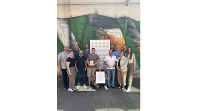 v. l. n. r. Eduard Schöpp (Technical Training Germersheim), Sina Oltmann (Manager Technical Training and Apprentices Deutschland), Detlef Laue (Ausbilder Technik Nienburg), Johannes Braun (Produktionsspezialist Bad Münder), Lars Vieregge (Ausbilder Produktion und Nachwuchs Obernkirchen), Daniel Beitler (Ausbilder Technik – Mechatronik/Elektro Nienburg), Tim Blume (Ausbilder Obernkirchen), Ücler Yesilöz (Ausbilder Technischer Trainer Lünen), Maik Laue (Ausbilder Kaltend Nienburg), Michael Rode (Ausbilder Wahlstedt), Andrea Milberg (Expertin für Ausbildungsqualität AUBI-plus GmbH), Marcel Biermann (Recruiter &amp; Koordinator techn. Ausbildung Deutschland), Caroline Kölling (Data Analytics für Zertifizierungsprojekte AUBI-plus GmbH). (Foto: privat)