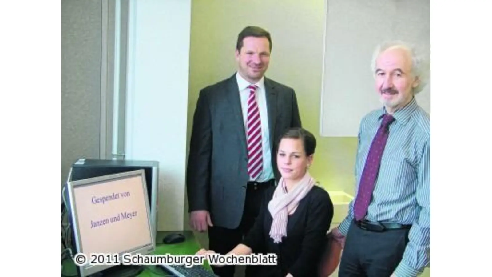 Steuerberaterbüro Janzen und Meyer spendet Monitore (Foto: em)