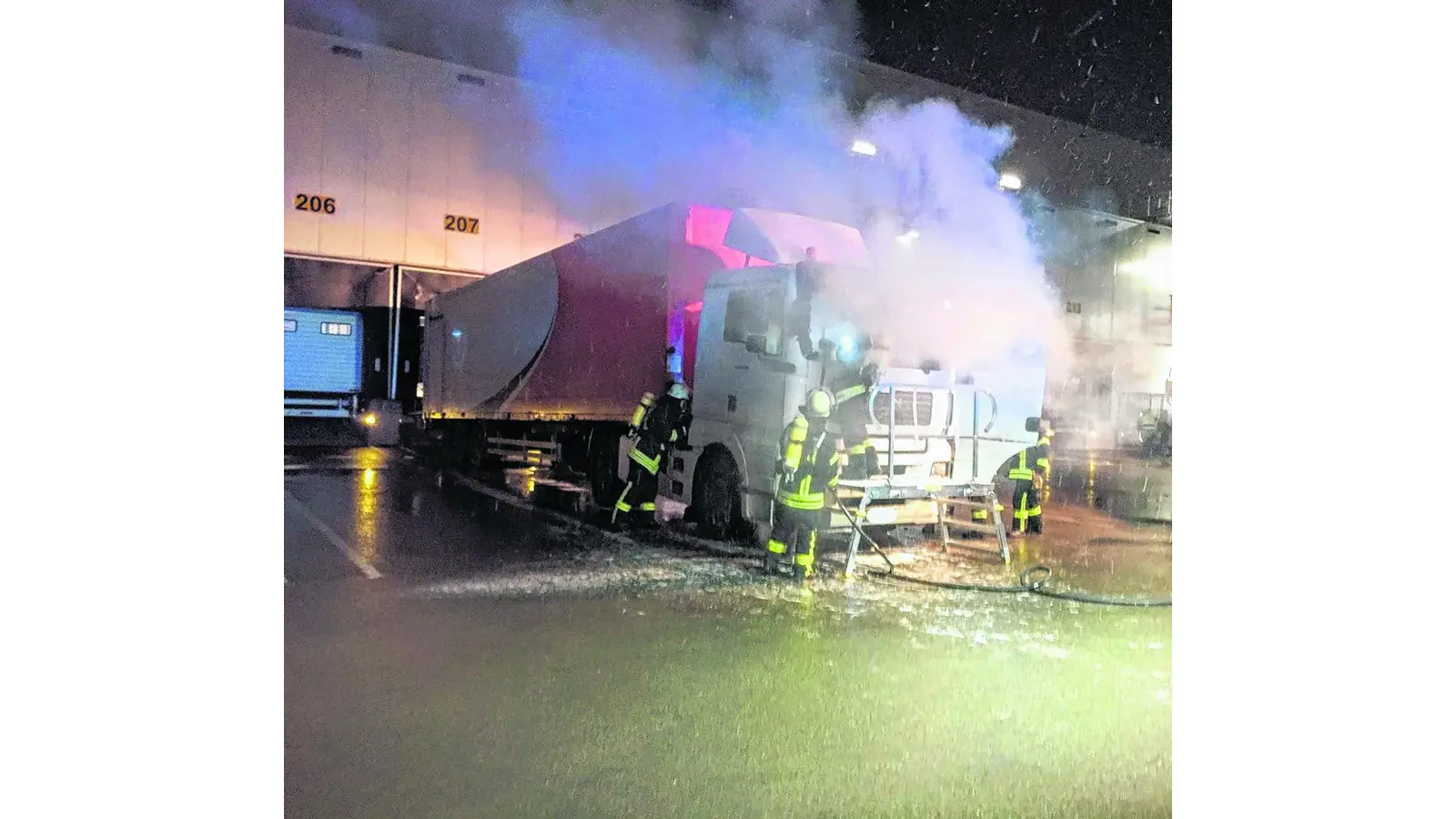 Lkw brennt an Laderampe (Foto: al)