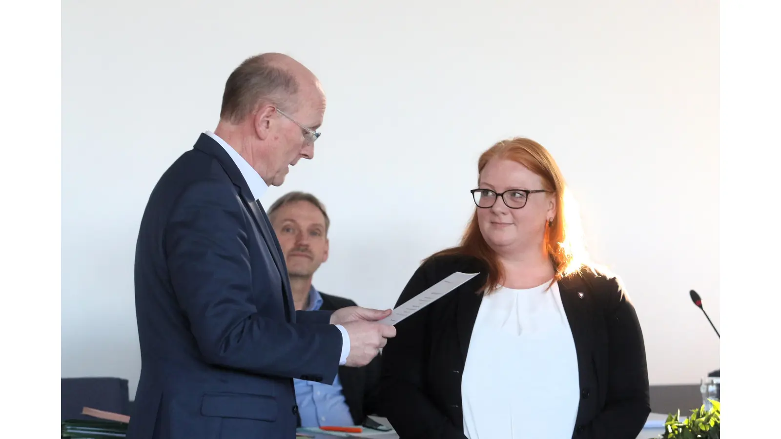Landrat Jörg Farr überreicht Andrea Stüdemann die Ernennungsurkunde zur Ersten Kreisrätin, der Amtsantritt erfolgt zum Jahreswechsel. (Foto: bb)