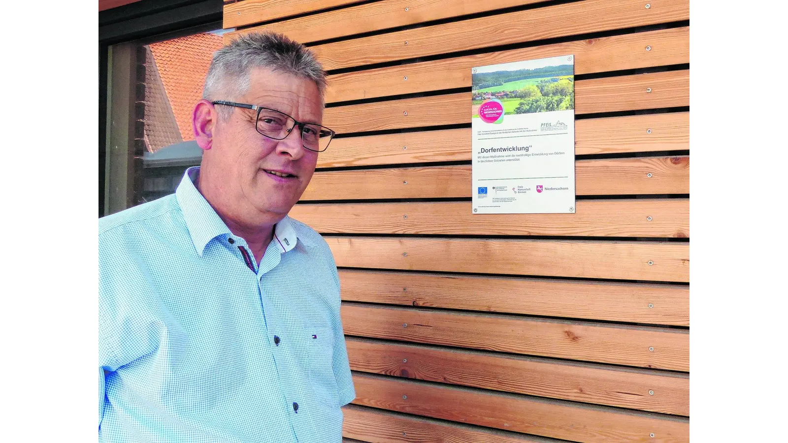 Ein teures Schild und dringend nötige Parkplätze (Foto: red)