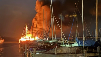 Weithin sichtbar: Brennende Boote und dichter Rauch. (Foto: Feuerwehr)
