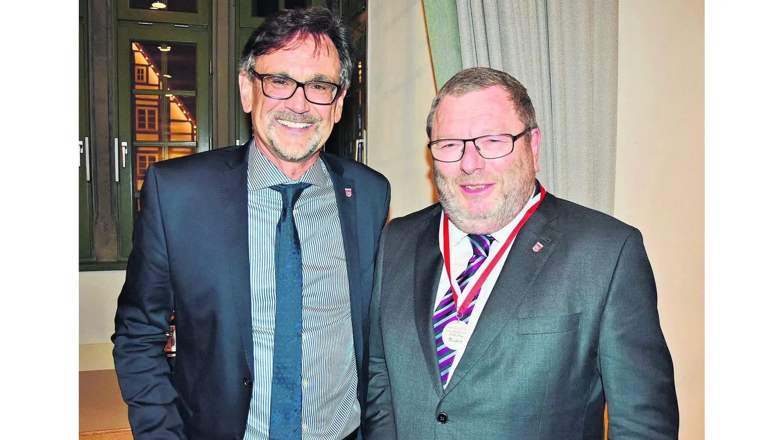 Rosa Bürgermeisterelefant jagt grünen Dickhäuter der SPD (Foto: red)