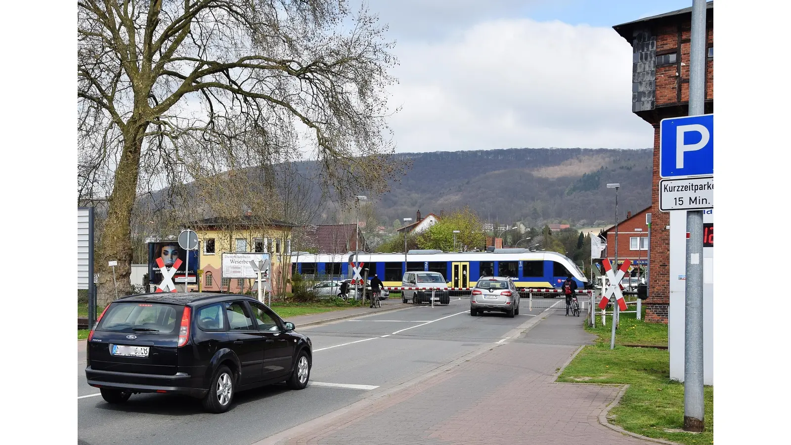 Die Strecke der Deutschen Bahn wird umfassend saniert, erhält neue Gleise und eine Weiche muss erneuert werden. Doch eine Vollsperrung aller Rintelner Bahnübergänge wird durch die Stadt nicht genehmigt.  (Foto: ste)