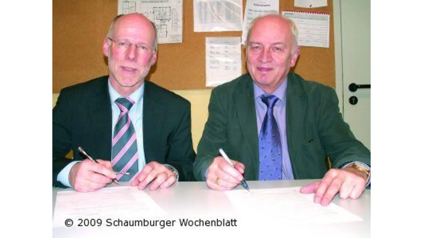 Ein zuverlässiger Partner vor Ort Sparkasse Schaumburg und Grundschule schließen einen Kooperationsvertrag ab (Foto: nb)