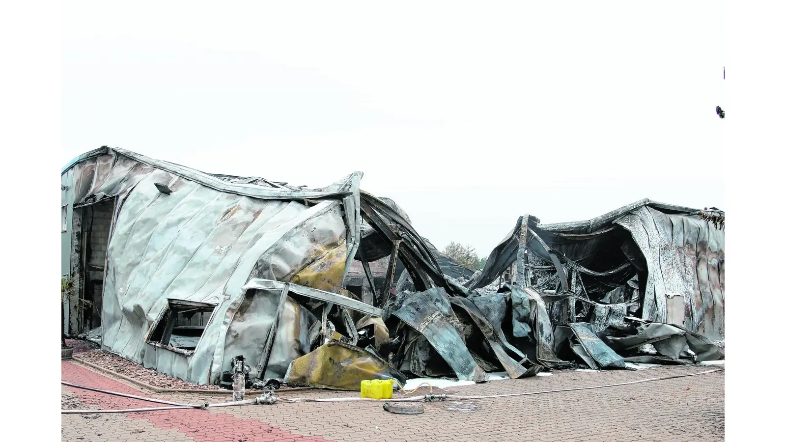 Industriehalle in Nienstädt brennt nieder (Foto: bb)