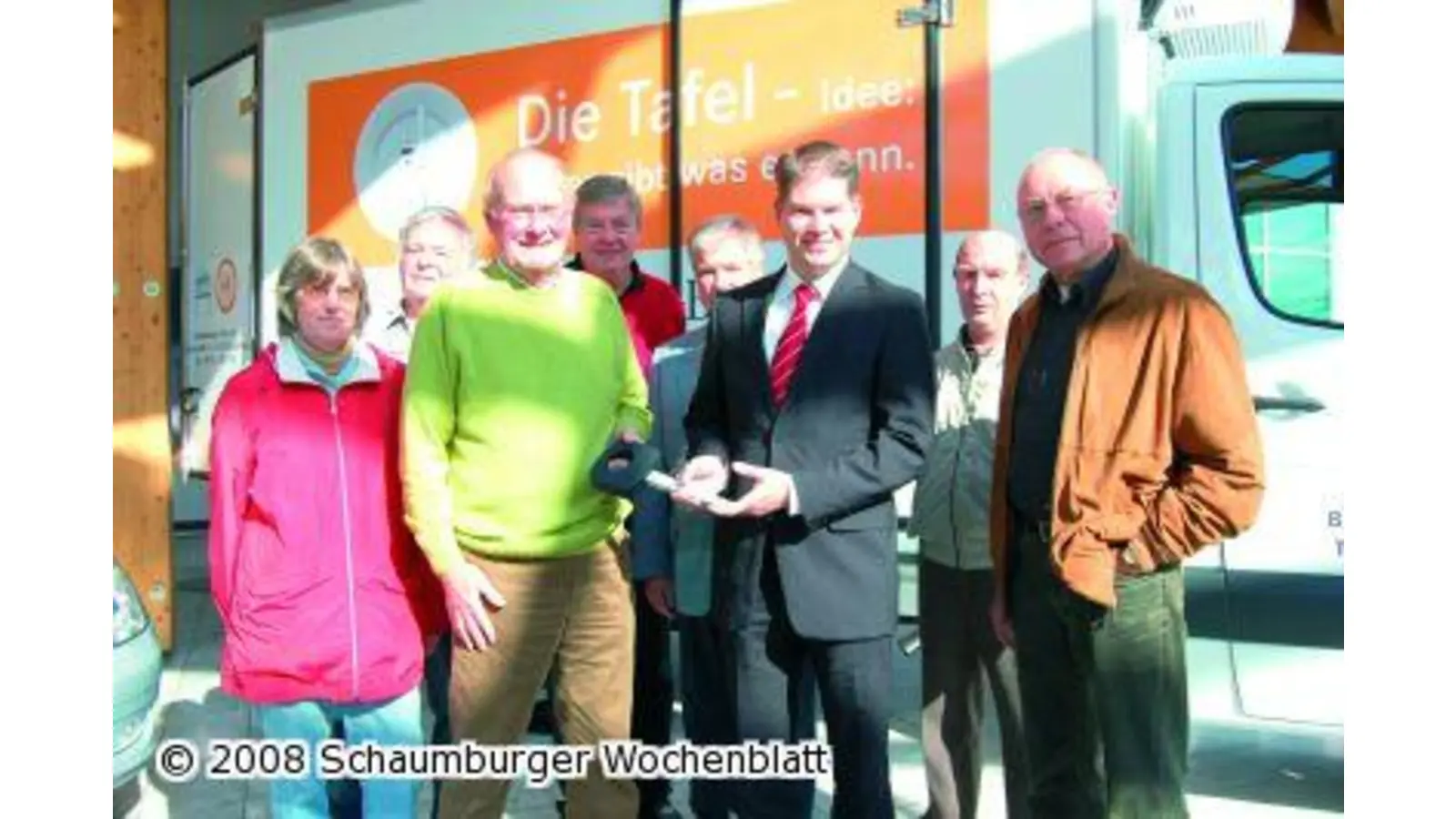 Tafel freut sich über neues Fahrzeug (Foto: red)