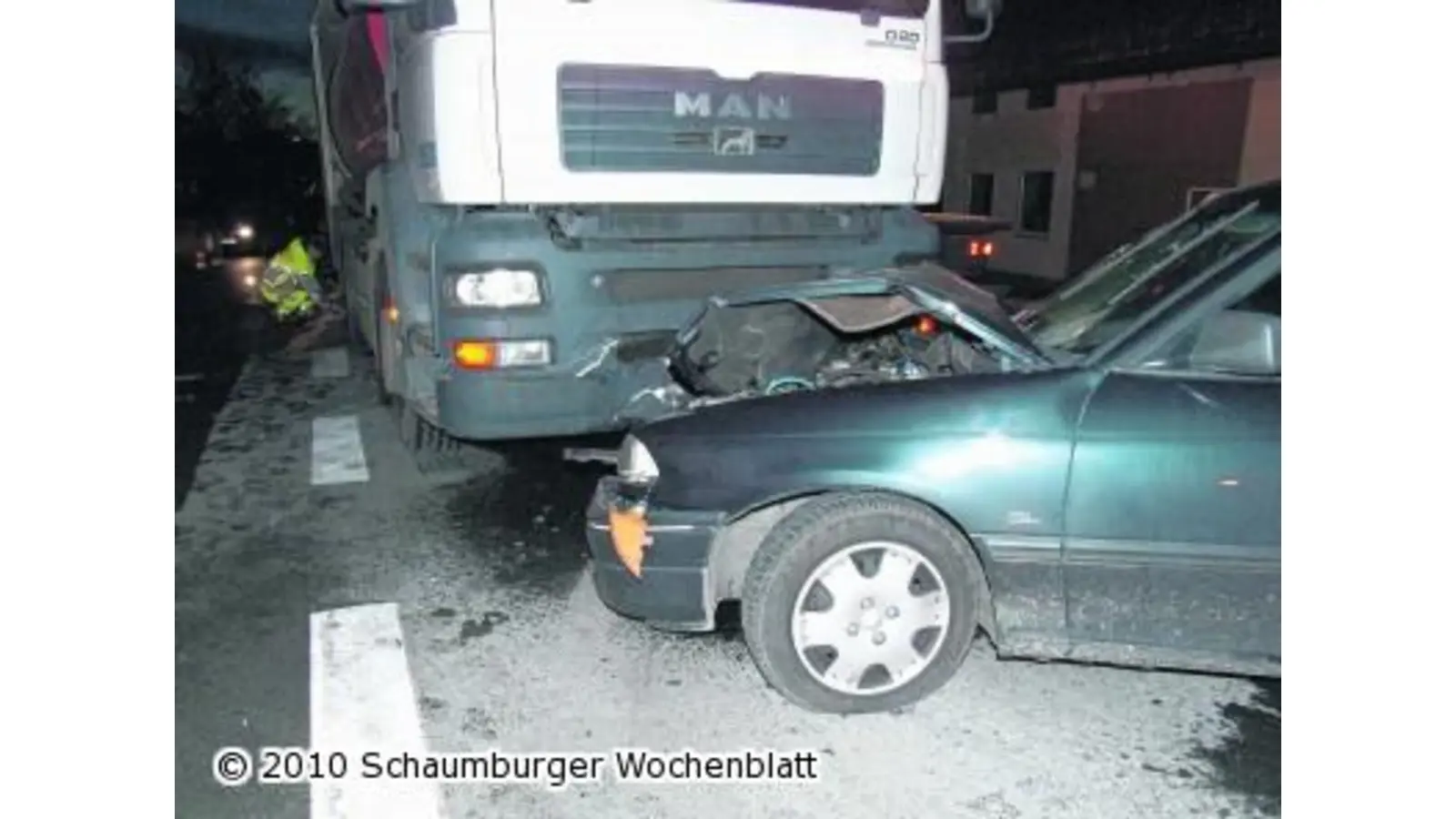 Fahrer übersieht beim Abbiegen einen Lkw (Foto: red)
