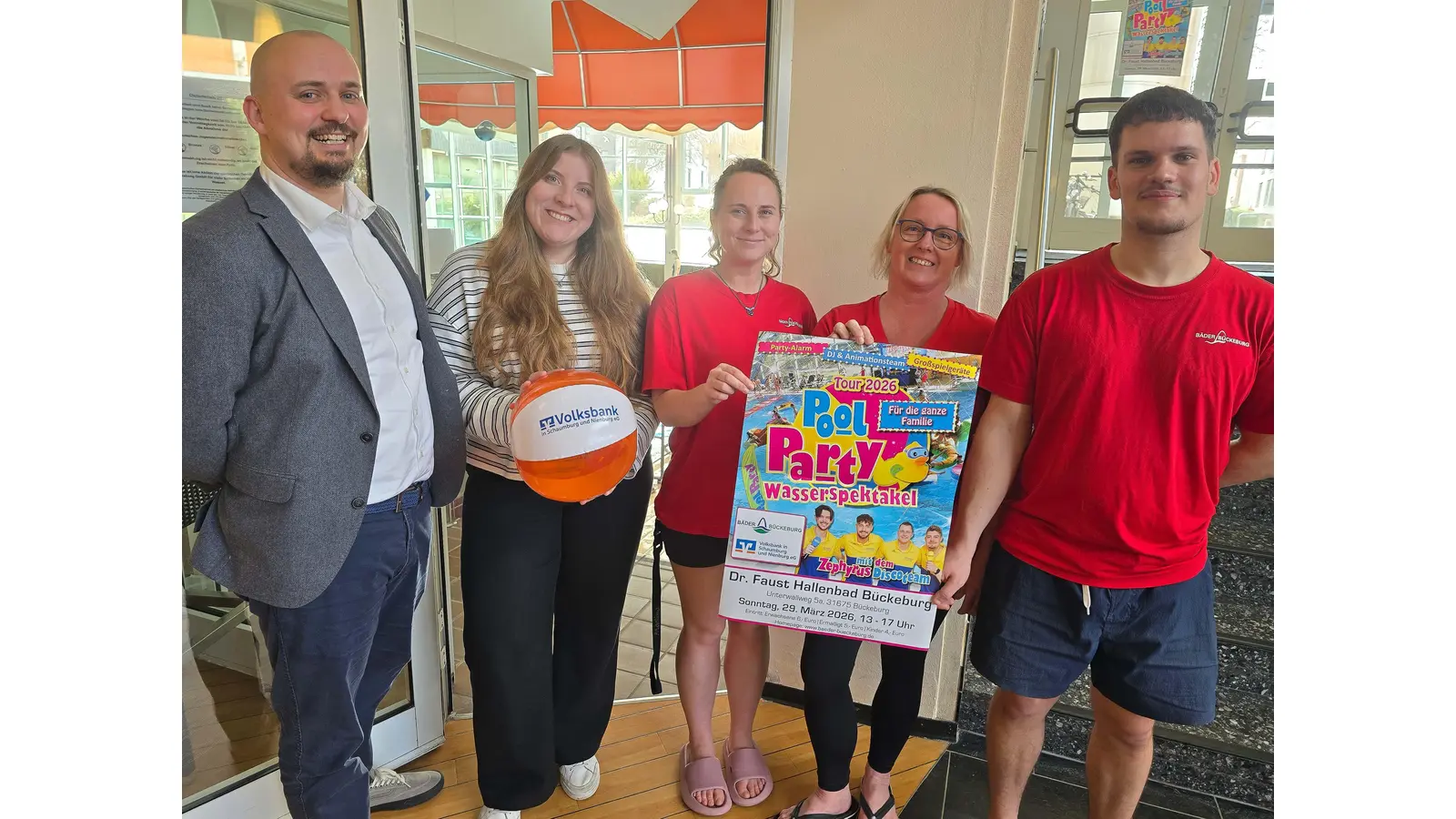 Bäder-Geschäftsführer Patrick Zoberbier, Maria Ertmer von der Volksbank und das Bäder-Team freuen sich auf die Pool-Party am 29. März im Dr.-Faust-Hallenbad. (Foto: jp)