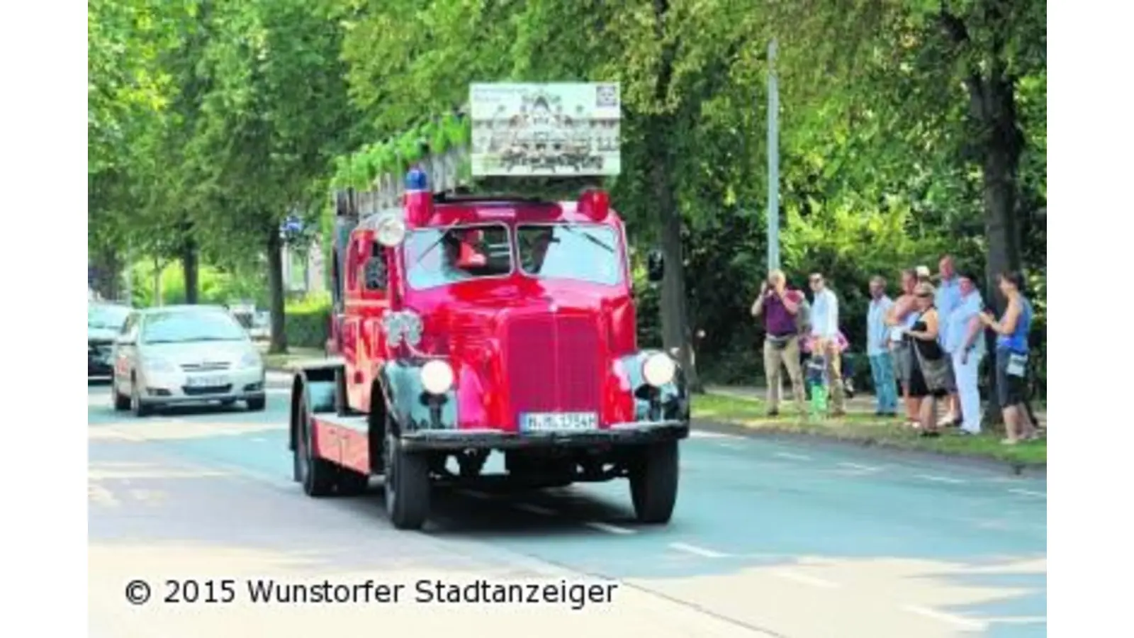 Mit einem Feuerwehr-Oldtimer fährt der Stadtbrandmeister ein letztes Mal vor (Foto: gi)