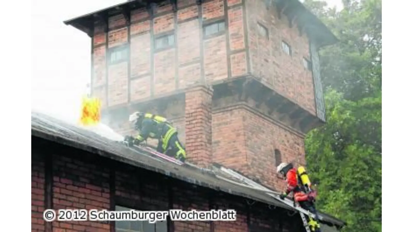 Dach brennt nach Schweißarbeiten (Foto: ste)