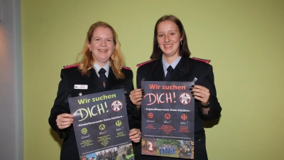Freuen sich über neue Mitglieder: Leiterin der Kinderfeuerwehr Jennifer Adamskie (li.) und Betreuerin in der Jugendfeuerwehr Laura-Sophie Schildt. (Foto: gi)