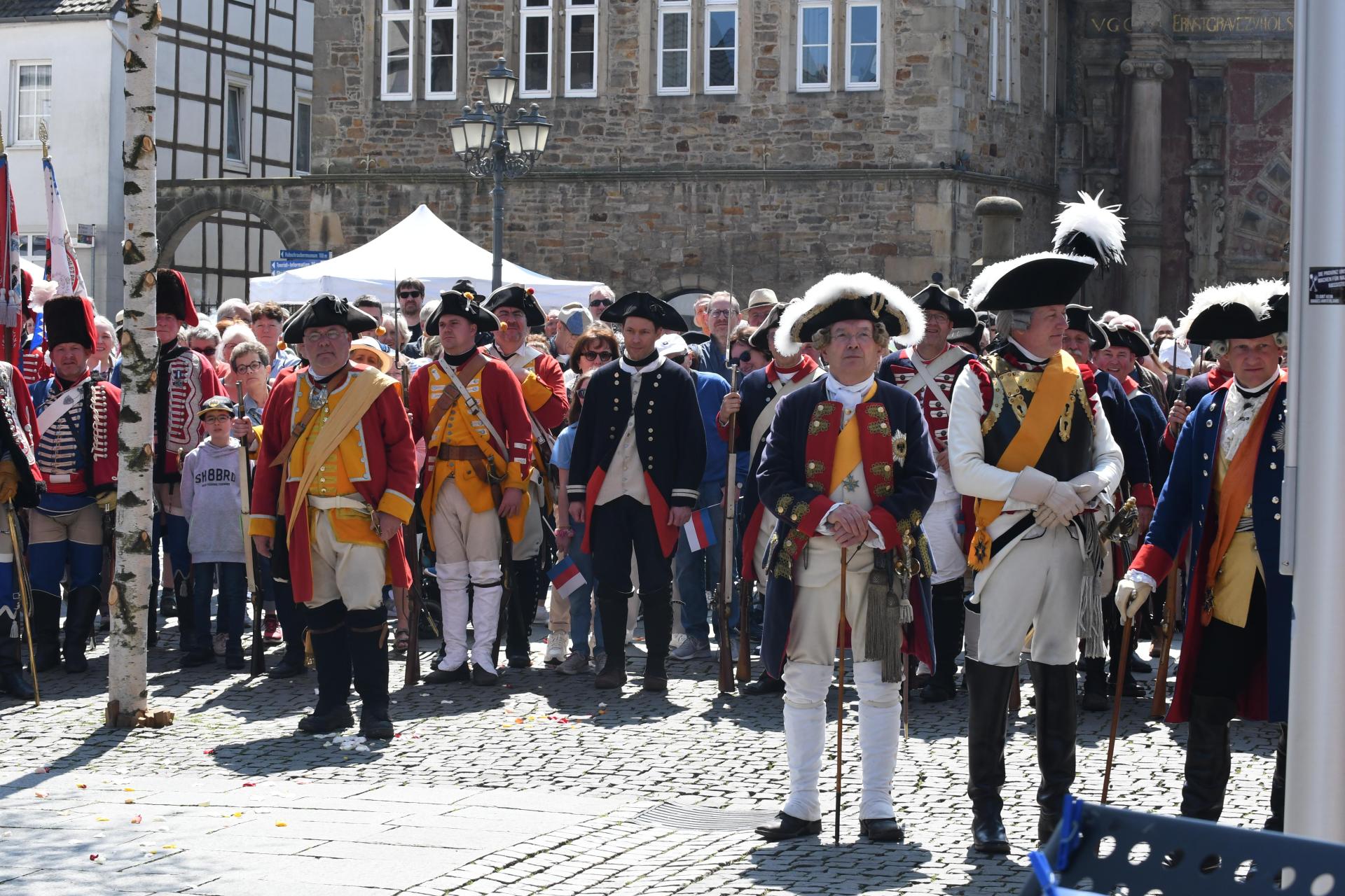 Die Stadt Bückeburg empfängt zum 300sten Geburtstag von Graf Wilhelm zu Schaumburg-Lippe ihren „Landesherren” mir einer großen Aktion in der Innenstadt. (Foto: nd)